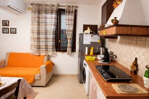 Réfrigérateur, micro-ondes, plaque de cuisson, cafetière/bouilloire