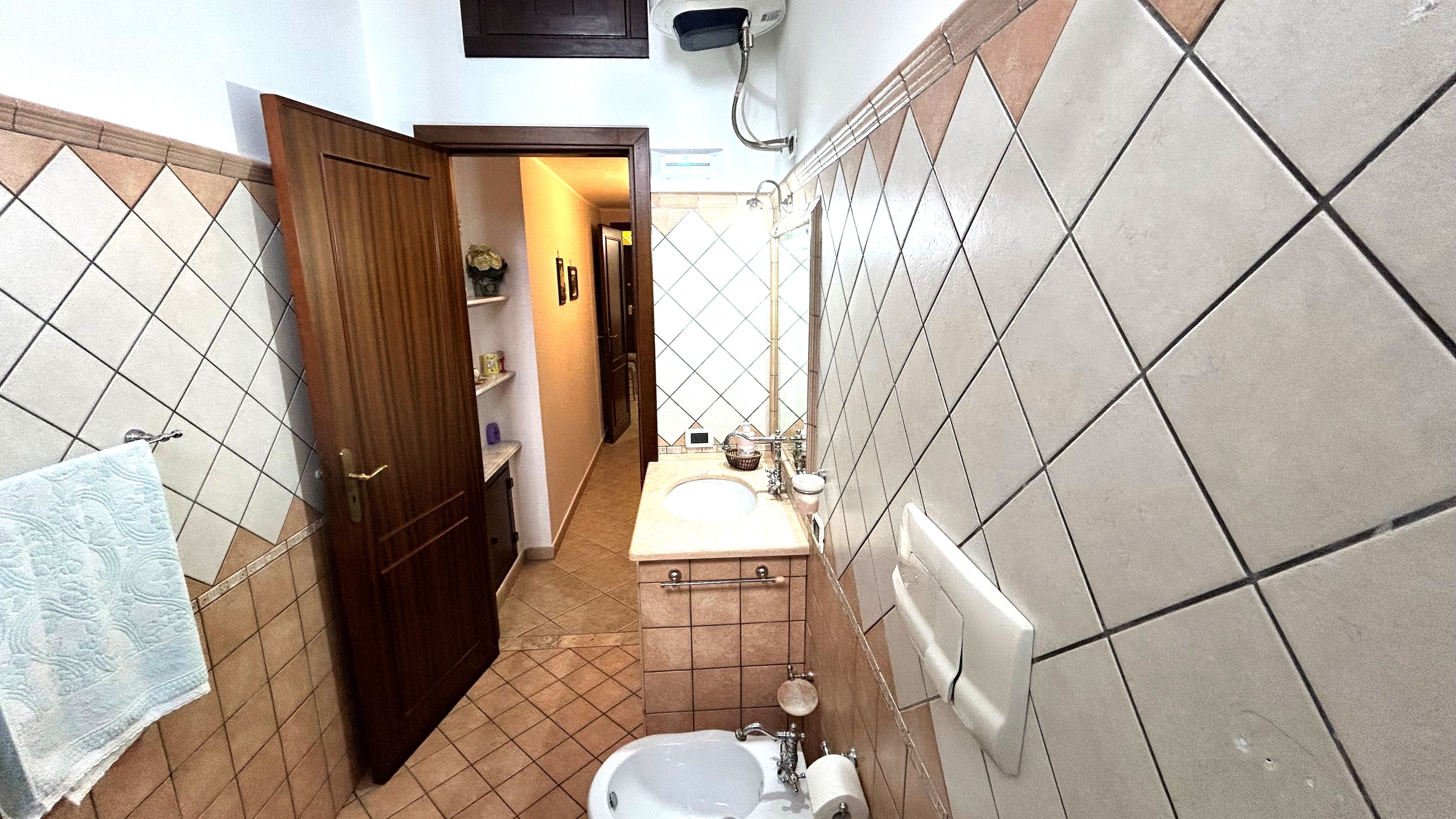Une petite salle de bain comprenant un lavabo, des toilettes et un espace douche.