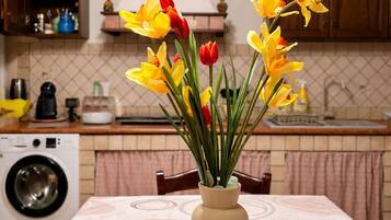 Frigorifero, microonde, piano cottura, macchina per tè/caffè