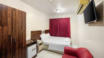 Espacio para trabajar con laptop, wifi gratis y ropa de cama