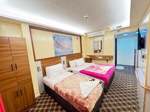 Habitación estándar con 2 camas individuales | Espacio para trabajar con laptop, wifi gratis y ropa de cama 