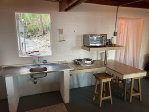 ثلاجة، فرن، ماكينة لصنع القهوة/الشاي، غلّاية كهربائية