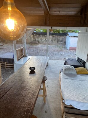 Outdoor dining - Rustic Beach Front Cabin. Pet Friendly!  (Sámara)