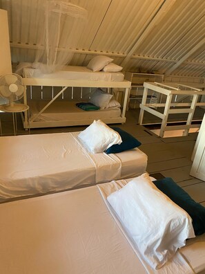 3 bedrooms, bed sheets - Rustic Beach Front Cabin. Pet Friendly!  (Sámara)