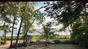 Unclassified image, 3 of 41, button - Rustic Beach Front Cabin. Pet Friendly!  (Sámara)