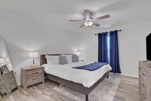 4 Schlafzimmer, Schreibtisch, Bügeleisen/Bügelbrett, Reisekinderbett