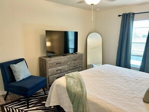 4 slaapkamers, een bureau, een strijkplank/strijkijzer, reisbedje