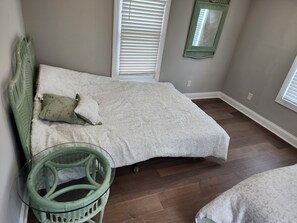 3 bedrooms, WiFi, bed sheets - NWW Single House on 2nd ave - only 40 steps to Hereford Inlet Beach, new listing (North Wildwood)