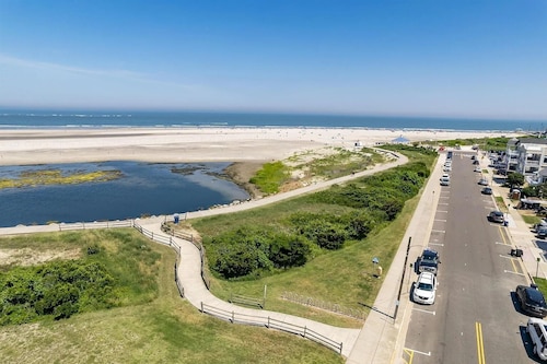 NWW Single House on 2nd ave - only 40 steps to Hereford Inlet Beach, new listing