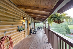 Terrace/patio - Mountain Cabin w/ Hot Tub & Fireplace (Sevierville)