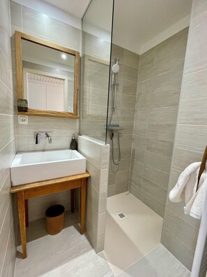 Douche, séchoir à cheveux, serviettes fournies, savon