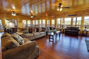 Télévision, cheminée, jeux vidéo, baby-foot