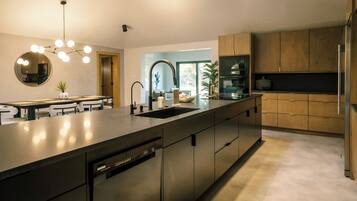 Micro-ondes, four, plaque de cuisson, lave-vaisselle