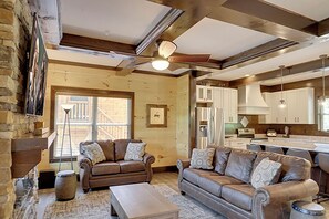 Una televisión, una chimenea, videojuegos, un futbolín