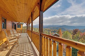 Terrace/patio - Impressive Cabin w/ Hot Tub, Games & Views (Gatlinburg)