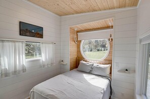 4 bedrooms, iron/ironing board, free WiFi, bed sheets - Family Comforts Await w/ Games & Hot Tub (Pigeon Forge)