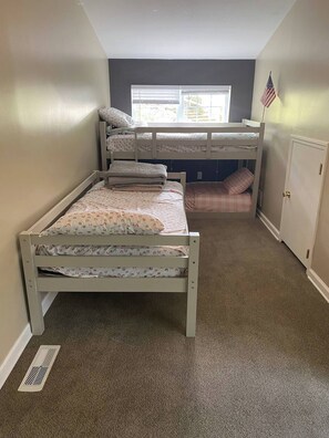 5 soverom, skrivebord, strykejern/-brett og reiseseng for barn