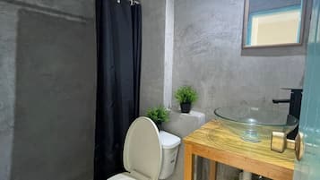Habitación triple Confort, balcón | Baño | Jabón y papel de baño
