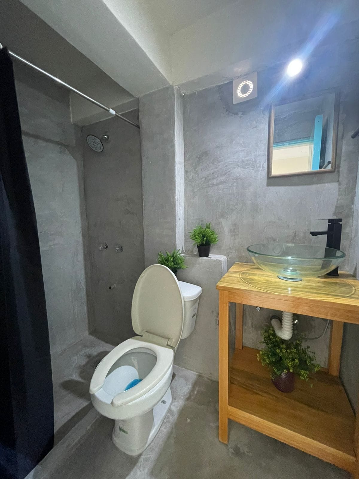 Phòng 3 tiện nghi đơn giản, ban công | Phòng tắm | Xà phòng, giấy vệ sinh 