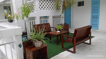 Habitación triple Confort, balcón | Terraza o patio