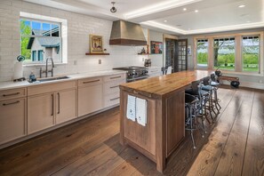 Fridge, microwave, oven, stovetop - Saratoga's Musical Oasis|Heated Pool|King Bed|Mountain Views| (Greenfield center)