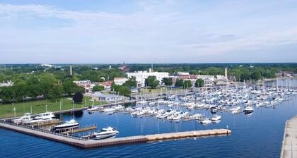 Waterfront Retreat on Lake Michigan - Available Dates for late Summer & Fall