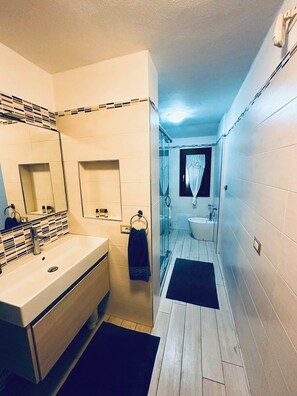 Dusche, Haartrockner, Bidet, Handtücher