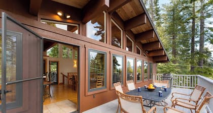 Lake + Beach Access, Pool, Tennis Walk to Chambers Tahoe Timber by Avantstay