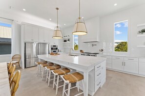 冷蔵庫、電子レンジ、オーブン、コンロ