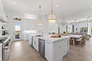 冷蔵庫、電子レンジ、オーブン、コンロ