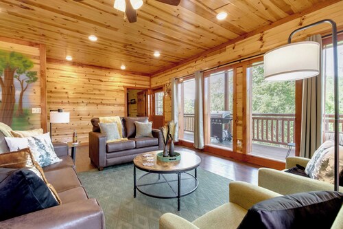 Evergreen Lodge by Avantstay Indoor Heated Pool + Game Room + Movie Theater + Hot Tub Mtn Views + Pigeon Forge