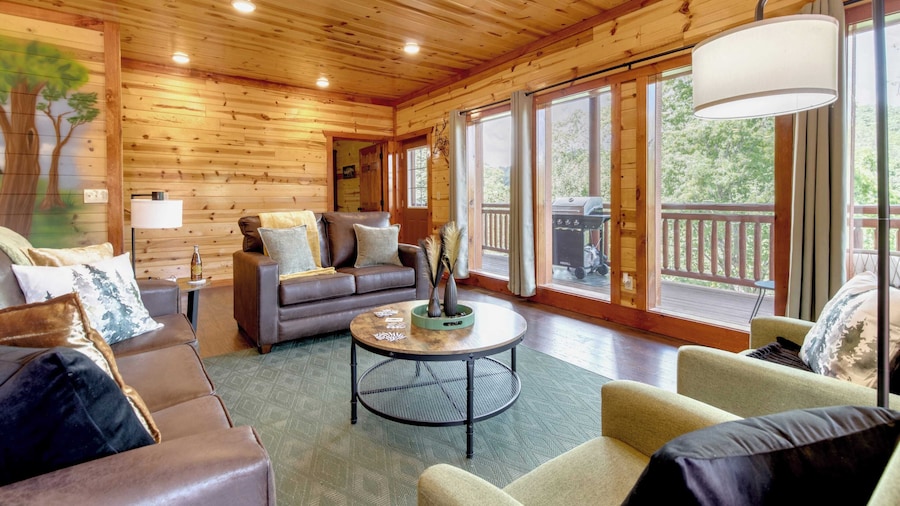 Evergreen Lodge by Avantstay Indoor Heated Pool + Game Room + Movie Theater + Hot Tub Mtn Views + Pigeon Forge