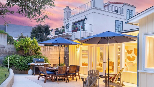 A patio with a grill, dining table, chairs, and umbrellas. - La Jolla Living by Avantstay A+ Location Private Backyard Lounge (La Jolla)