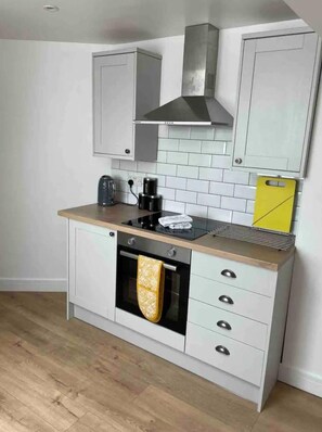 Frigorífico, microondas, horno y placa de cocina