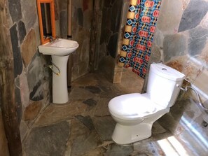 Een douche, een regendouche, handdoeken, zeep