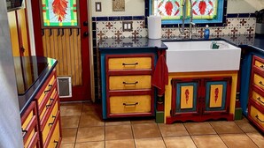 Coffee/tea maker, fridge, microwave, oven