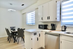 Kylskåp, mikrovågsugn, ugn och spishäll