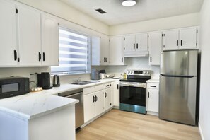 Kylskåp, mikrovågsugn, ugn och spishäll