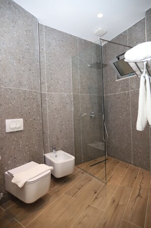Douche, sĂšche-cheveux, bidet, serviettes fournies