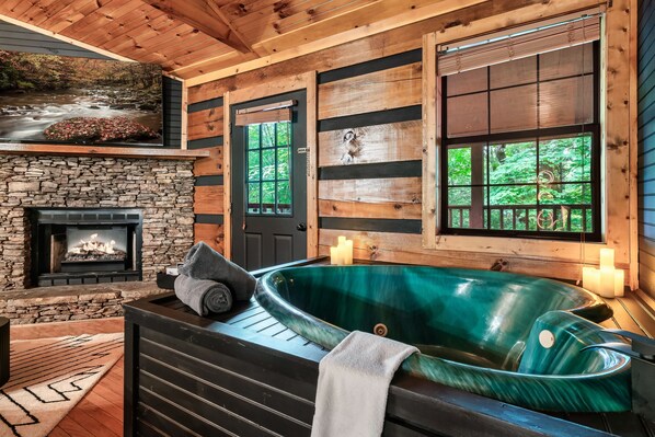 Interior - Epic Couples Retreat! Theatre! Waterfall! Jacuzzi! Firepits! (Pigeon Forge)