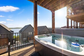 Outdoor spa tub - New 7 bdrm home (sleeps 28) w/ lake views, hot tub, & outdoor dining! (HOLLISTER)