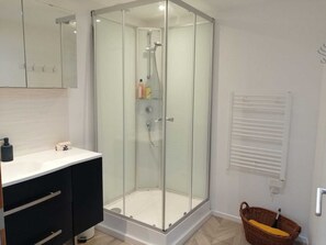 Een douche, een haardroger, zeep, shampoo