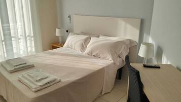 Camera con letto matrimoniale o 2 letti singoli, vista mare | Una cassaforte in camera, una scrivania, postazione laptop