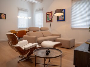 Suite, 1 kingsize-seng med sovesofa, ikke-røyk, hageutsikt | Oppholdsområde | En 43-tommers smart-TV med kabel-kanaler