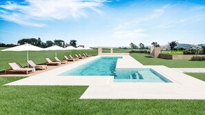 Kauden mukainen ulkouima-allas, aurinkovarjoja, aurinkotuoleja