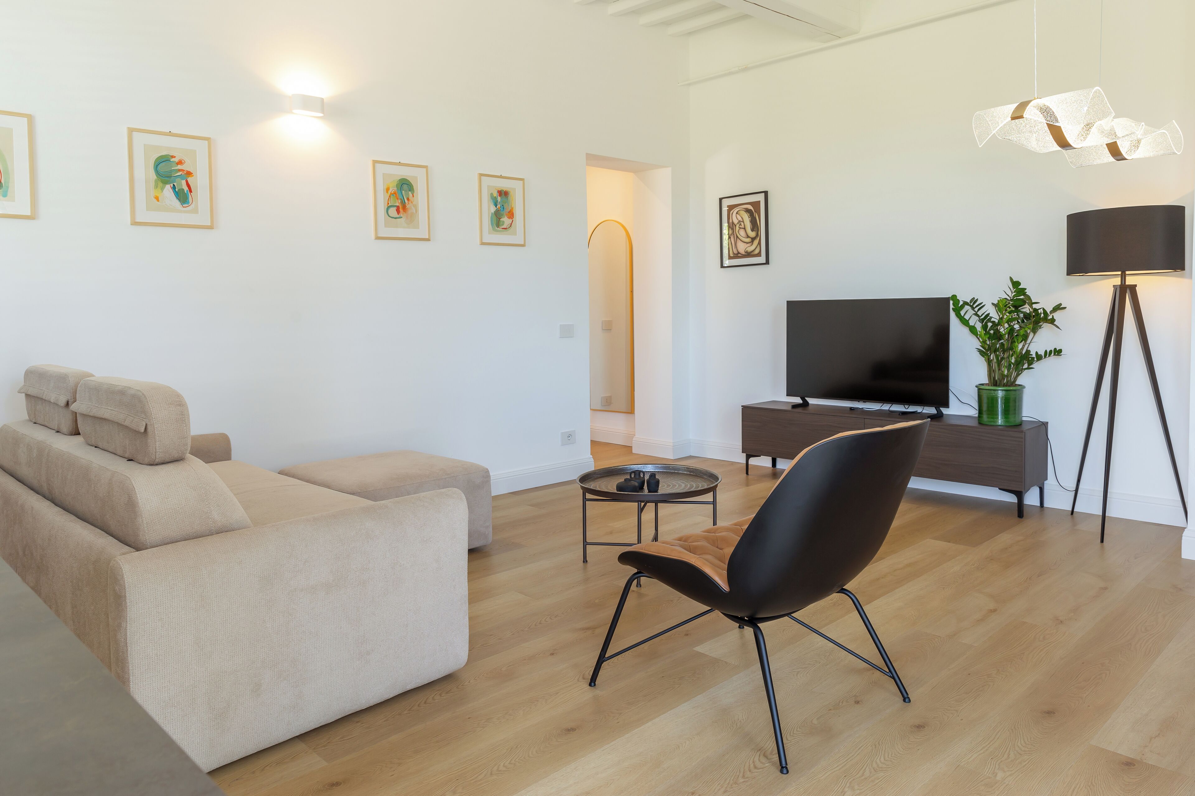 스위트, 킹사이즈침대 1개 및 소파베드, 금연, 정원 전망 | 거실 공간 | 케이블 채널 시청이 가능한 43인치 스마트 TV