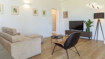 Suite, 1 Tempat Tidur King dengan tempat tidur Sofa, Bebas Asap Rokok, pemandangan kebun | Area keluarga | Smart TV 43-inci dengan saluran TV kabel