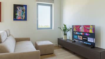 Suite, 1 King Bed with Sofa bed, Non Smoking, Garden View | Living area