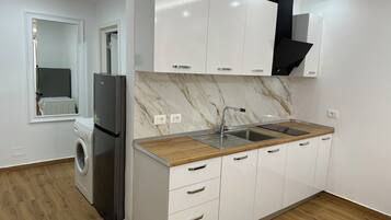 Studio Superior | Dapur pribadi | Lemari es, oven, kompor, dan peralatan masak/sendok-piring