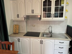 Private kitchen - Bamisa Apartments (Golem)